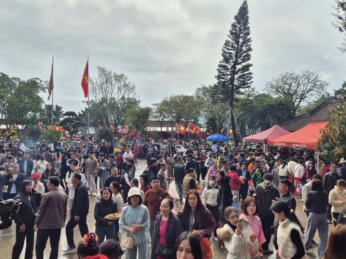 Phú Thọ: Bất chấp mưa nhỏ, Đền Mẫu Âu Cơ ken đặc người ngày mùng 4 Tết xuân Bính Ngọ