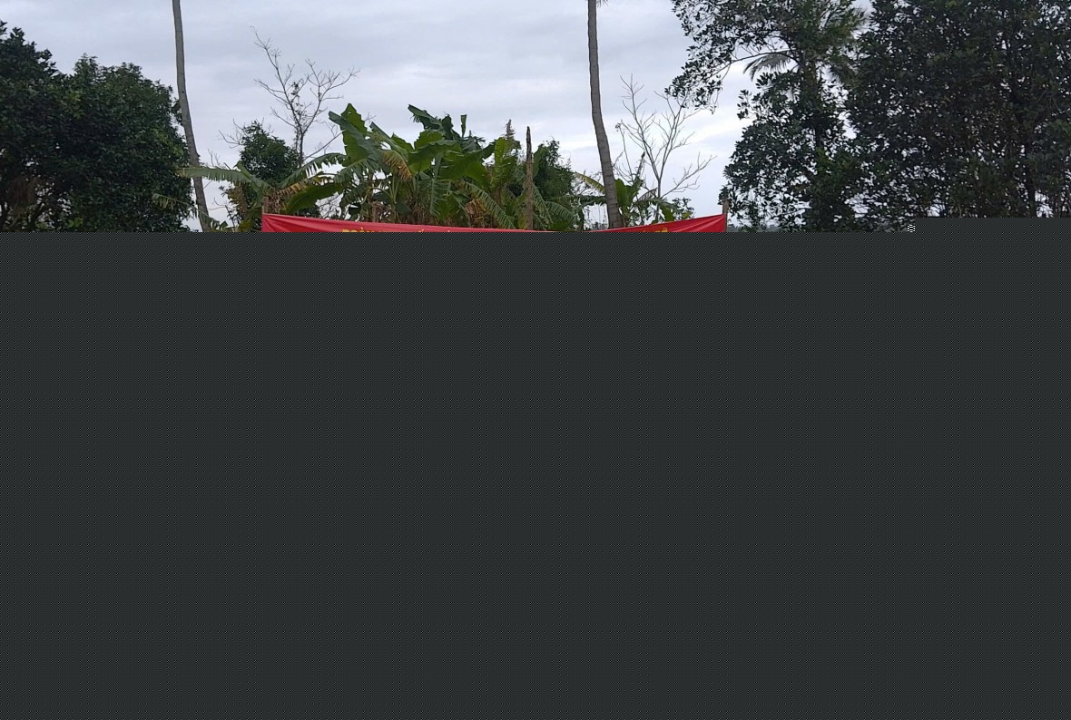 Các chiến sỹ Đoàn kinh tế Quốc phòng 737 Ea Súp hỗ trợ người dân xây dựng nhà ở mới.