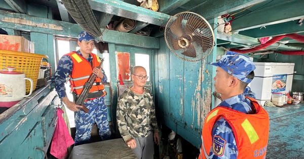 BTL Vùng Cảnh sát biển 4 bắt giữ tàu cá vận chuyển trái phép dầu D.O trên biển