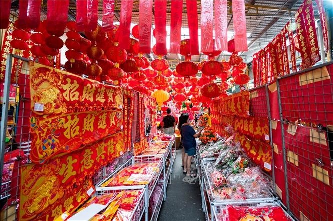 Người dân chọn mua đồ trang trí Tết tại Kuala Lumpur, Malaysia. Người dân chọn mua đồ trang trí Tết tại Kuala Lumpur, Malaysia.