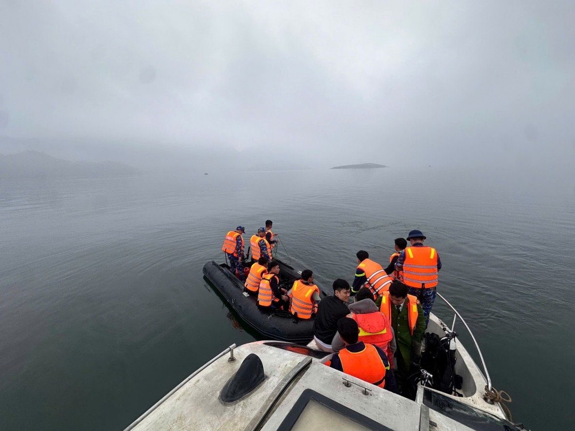 Cán bộ, chiến sĩ Công an và Quân đội triển khai lặn tìm kiếm các nạn nhân trong vụ tại nạn đường thủy tại Cán bộ, chiến sĩ Công an và Quân đội triển khai lặn tìm kiếm các nạn nhân trong vụ tại nạn đường thủy tại