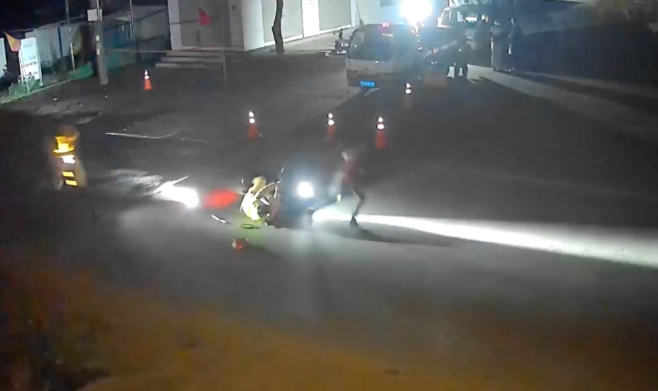 Nghi can mang theo 6 quả pháo tự chế, tông thẳng vào cảnh sát giao thông để bỏ chạy. (Ảnh: Cắt từ video)