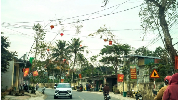 Làng Quê Phục Dựng Cây Nêu Ngày Tết, Cả Xóm Lung Linh Đèn Hoa