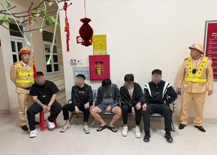 5 người nước ngoài không xuất trình được giấy tờ tùy thân tại cơ quan Công an. 5 người nước ngoài không xuất trình được giấy tờ tùy thân tại cơ quan Công an.