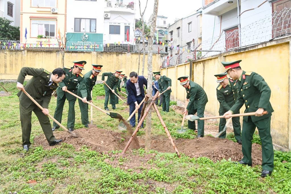 Ngay sau lễ phát động, ông Lê Văn Ánh, Phó Chủ tịch UBND tỉnh cùng Thủ trưởng Bộ CHQS tỉnh và Chỉ huy các cơ quan, đơn vị tham gia trồng cây lát hoa tại sân vận động Bộ CHQS tỉnh.