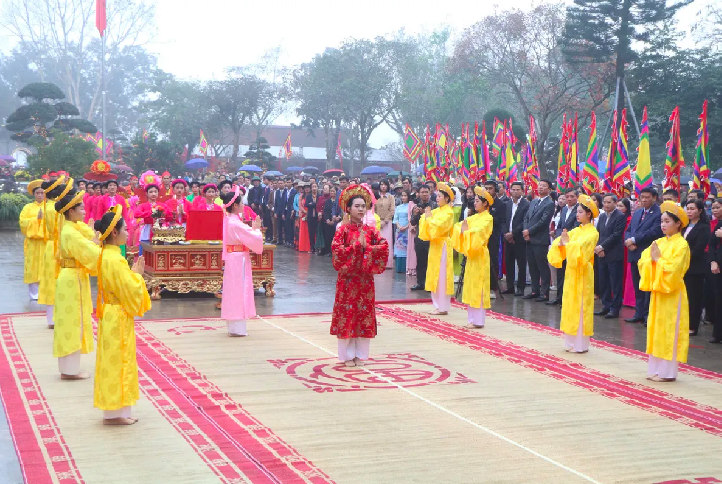 Các nữ quan được tuyển chọn kỹ lưỡng thực hiện nghi lễ Tế truyền thống. Các nữ quan được tuyển chọn kỹ lưỡng thực hiện nghi lễ Tế truyền thống.