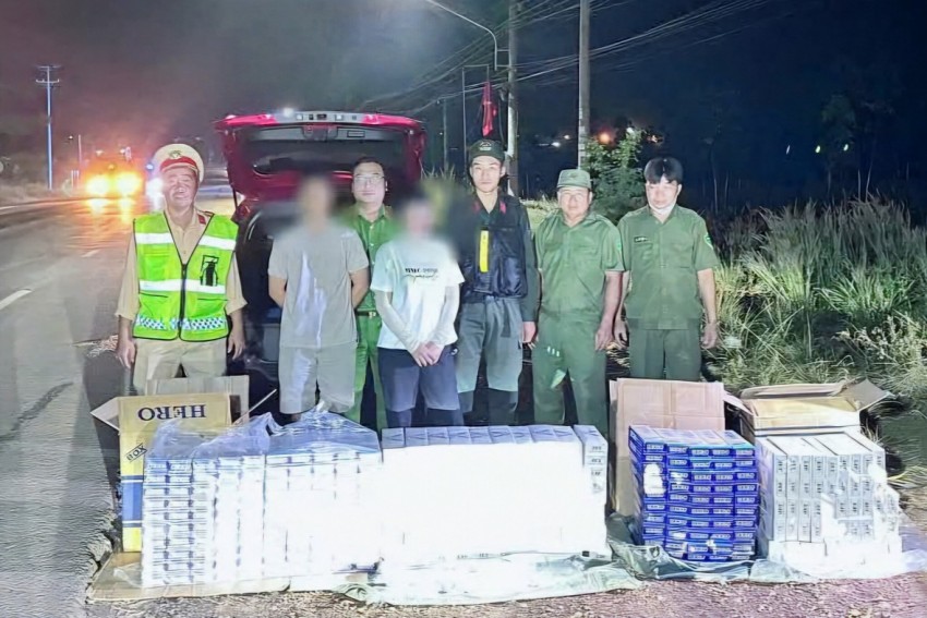 Trạm Cảnh sát giao thông Đồng Phú bắt giữ vụ vận chuyển 298 cây thuốc lá lậu.