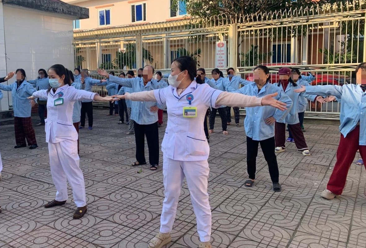 Hướng dẫn người bệnh rèn luyện kỹ năng sinh hoạt hằng ngày.