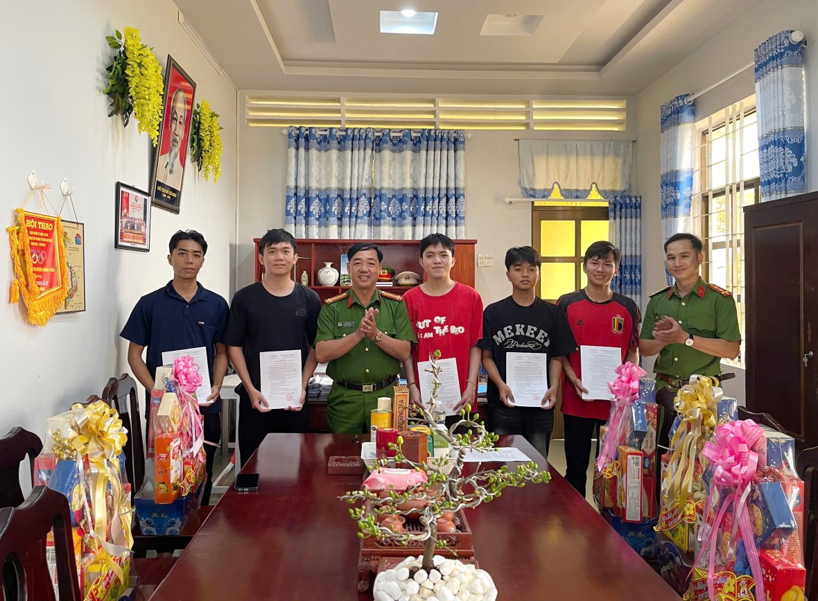 Cà Mau: 448 công dân ưu tú lên đường thực hiện nghĩa vụ CAND Cà Mau: 448 công dân ưu tú lên đường thực hiện nghĩa vụ CAND