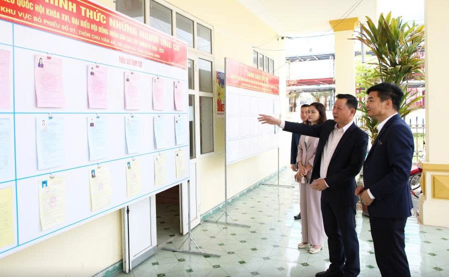 Ông Lê Văn Ánh, Phó Chủ tịch UBND tỉnh, kiểm tra công tác chuẩn bị bầu cử tại khu vực bỏ phiếu số 7, thôn Chu Văn An, xã Đầm Hà. Ông Lê Văn Ánh, Phó Chủ tịch UBND tỉnh, kiểm tra công tác chuẩn bị bầu cử tại khu vực bỏ phiếu số 7, thôn Chu Văn An, xã Đầm Hà.