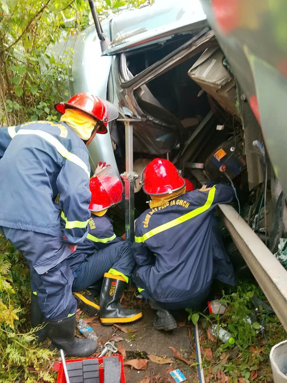 Dùng các dụng cụ chuyên dụng để phá dỡ phần cabin. Dùng các dụng cụ chuyên dụng để phá dỡ phần cabin.