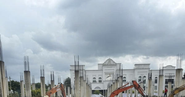 Tiếp tục tháo dỡ phần còn lại của khu phức hợp Eros Palace xây không phép
