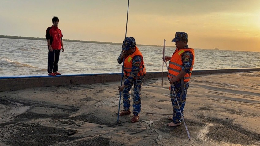 Vĩnh Long: Phát hiện 4 tàu sắt vận chuyển cát trái phép trên sông Cửa Đại