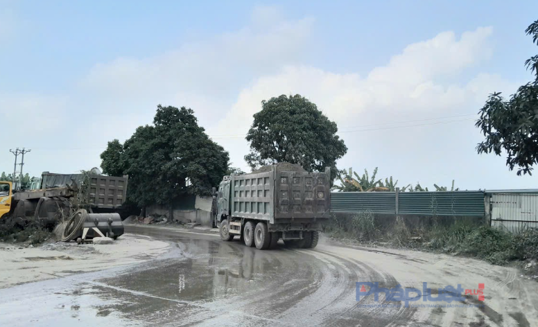 Bát Tràng, Hà Nội: Bến bãi, trạm trộn bê tông xả khói bụi bức tử người dân thành phố