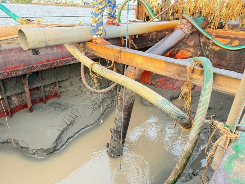 Vĩnh Long: Phát hiện 4 tàu sắt vận chuyển cát trái phép trên sông Cửa Đại