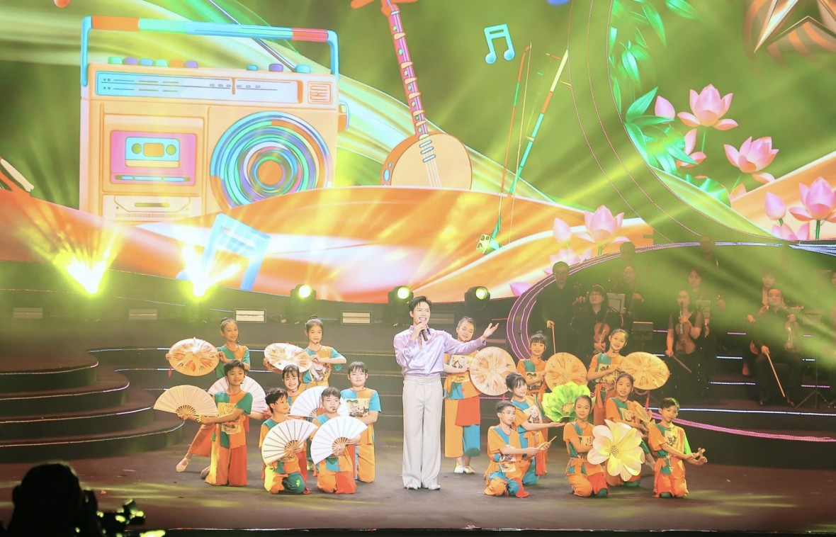 Mashup “Inh lả ơi-Lý cây bông-Cò lả” kết nối với ca khúc “Dân ta hát dân ca” Ảnh: VOV