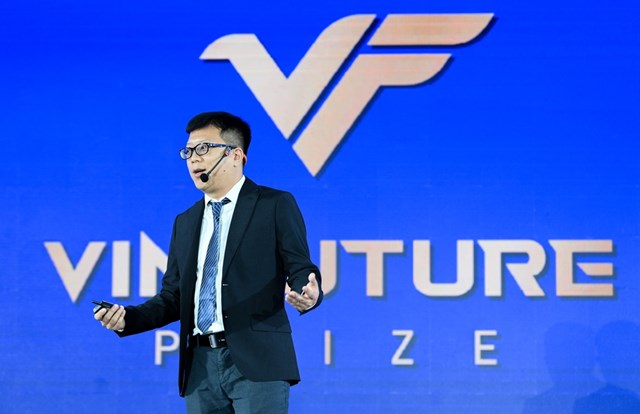 &nbsp;PGS. Lưu Anh Tuấn - Gi&aacute;m đốc điều h&agrave;nh Trung t&acirc;m Nghi&ecirc;n cứu Tr&iacute; tuệ nh&acirc;n tạo tại Trường Đại học VinUni chia sẻ tại tọa đ&agrave;m. &nbsp;