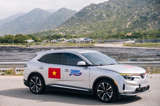 Chọn xe khoảng 1 tỷ đồng: VinFast VF 8 mạnh mẽ ngang xe sang, chi phí 'nuôi' rẻ khó tin - Ảnh 1