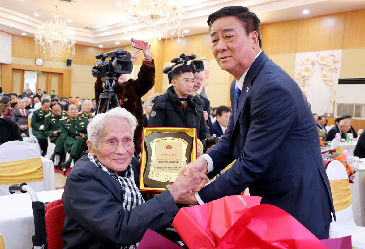 Tặng Bảng tri ân đối với Trung tướng Nguyễn Quốc Thước - người có nhiều đóng góp cho quê hương Nghệ An.