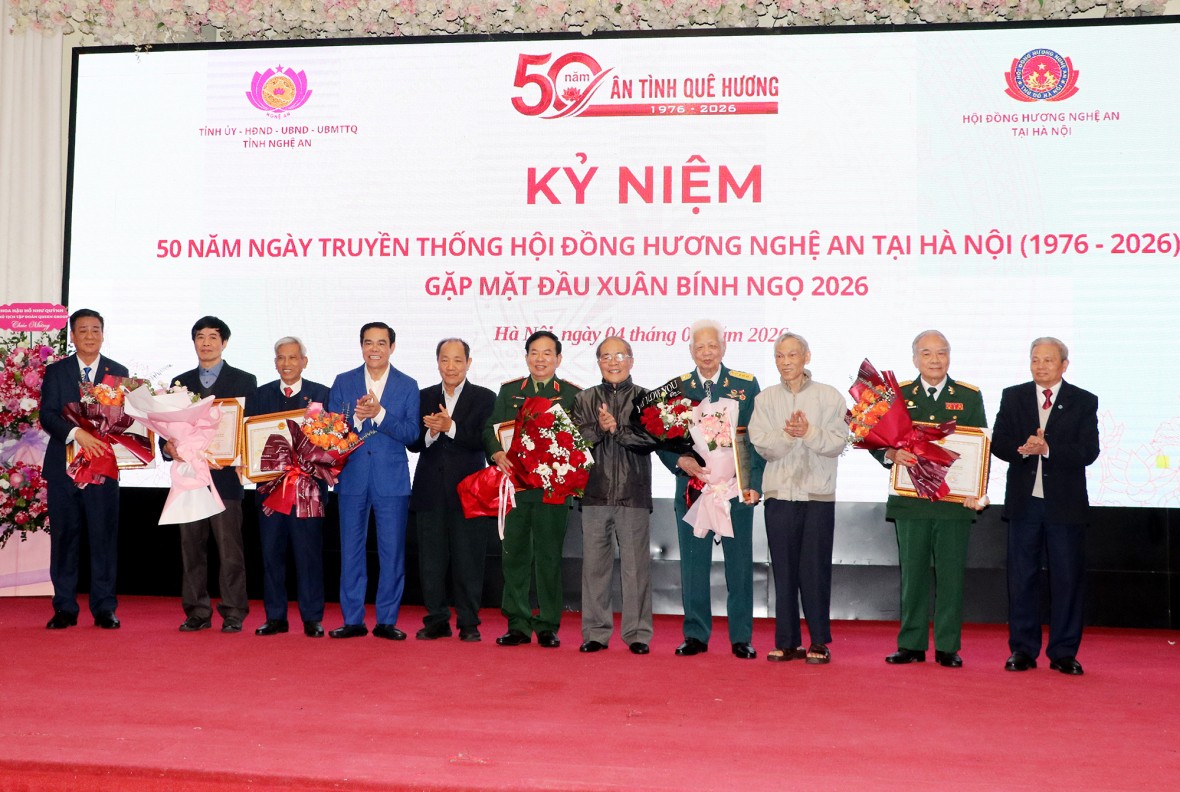 Chủ tịch UBND tỉnh Võ Trọng Hải trao Bằng khen của UBND tỉnh cho các tập thể và cá nhân tiêu biểu.