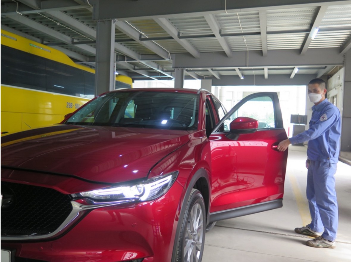 Chính thức bỏ dán tem phí đường bộ trên kính xe ô tô Chính thức bỏ dán tem phí đường bộ trên kính xe ô tô