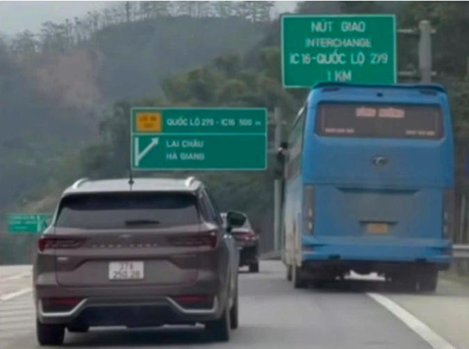 Hình ảnh chiếc xe khách đi sang làn đường ngược chiều trên cao tốc (Ảnh: Cắt từ clip).