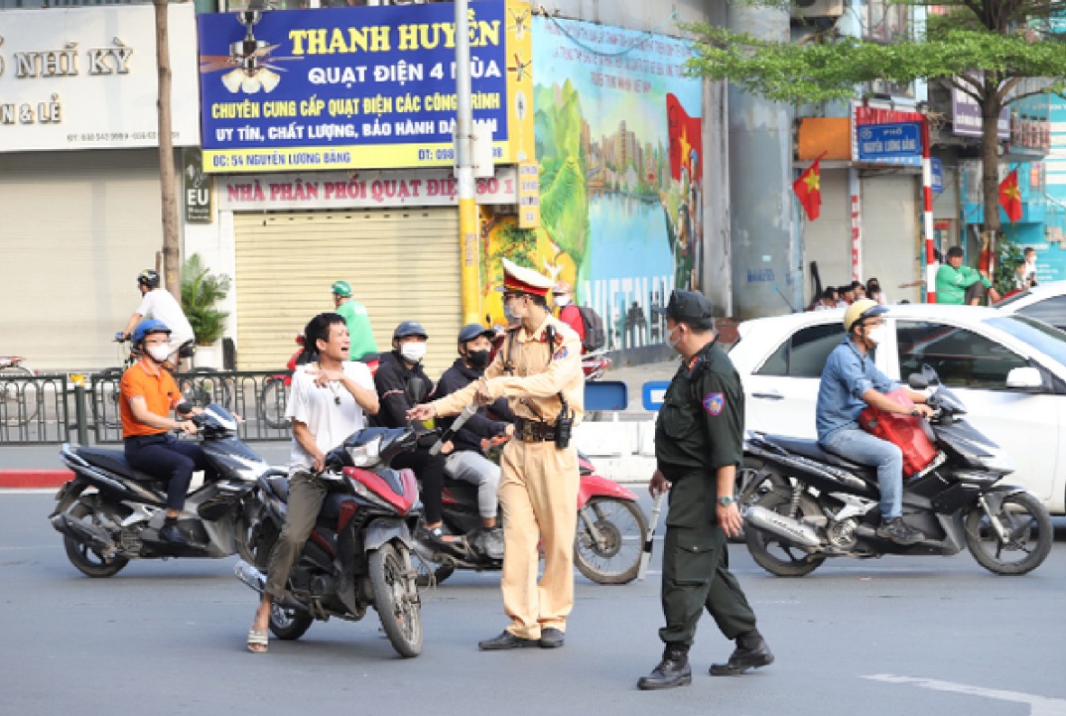 Sẽ khấu trừ lương để thi hành phạt giao thông