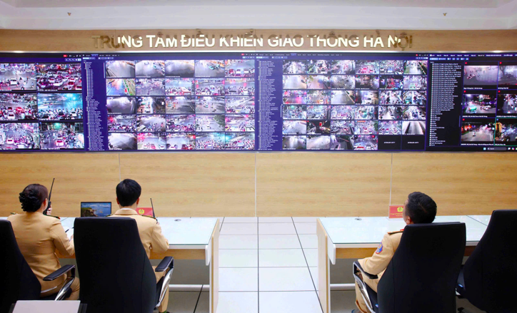 Lực lượng CSGT ứng trực 24/24, phối hợp điều hành giao thông qua hệ thống Camera AI. Lực lượng CSGT ứng trực 24/24, phối hợp điều hành giao thông qua hệ thống Camera AI.