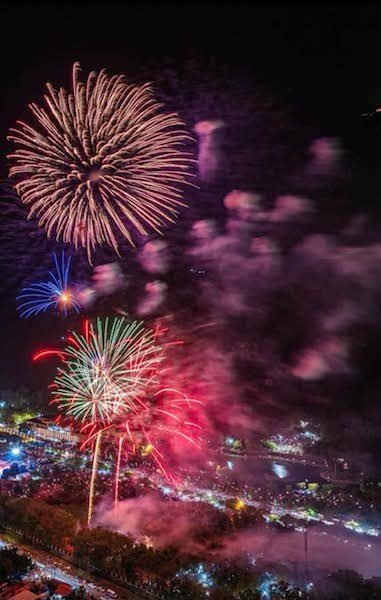 Màn bắn pháo hoa chào mừng khai mạc Hội Xuân Núi Bà Đen 2026.