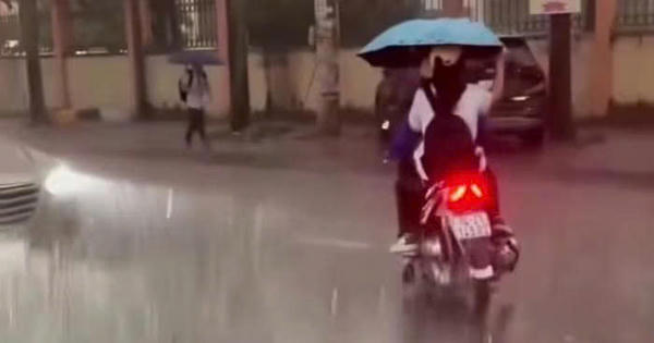 Mưa đá bất thường xuất hiện tại Mạo Khê, người dân bất ngờ trong giờ cao điểm