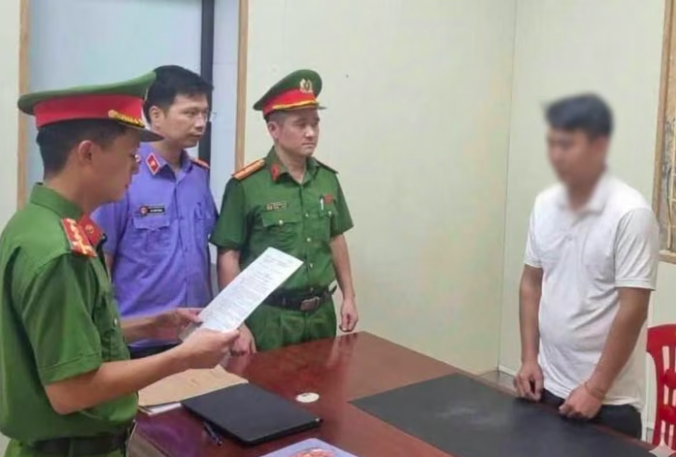 Khởi tố tài xế xe tải chống người thi hành công vụ