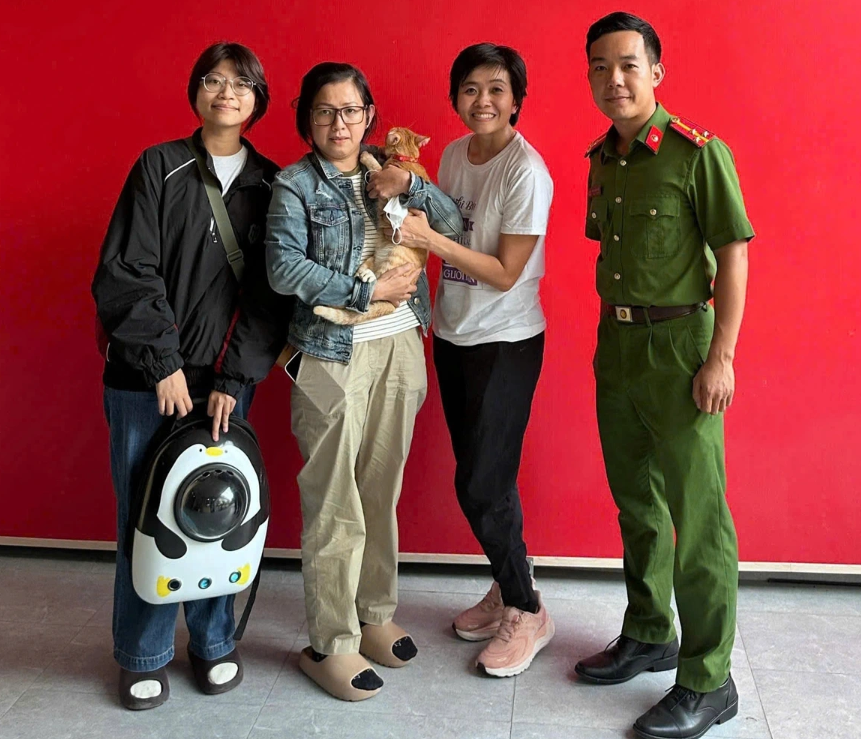 Cảnh sát trao trả mèo cho chủ nhân (Ảnh: Nguyễn Trang).