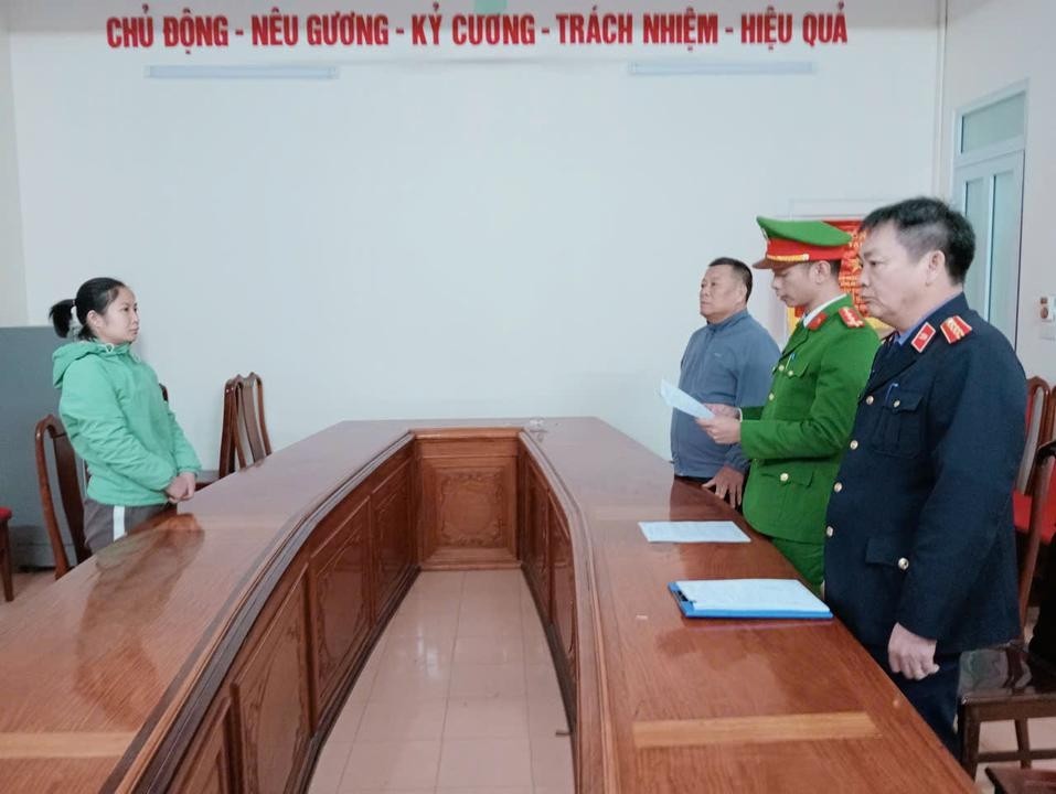 Tống đạt các quyết định tố tụng đối với bị can Phạm Thị Minh Hà - Ảnh AB. Tống đạt các quyết định tố tụng đối với bị can Phạm Thị Minh Hà - Ảnh AB.