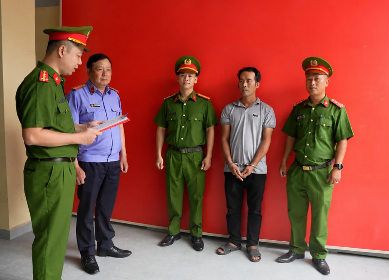 Lưu Thanh Bình tại cơ quan công an (Ảnh: Công an cung cấp)