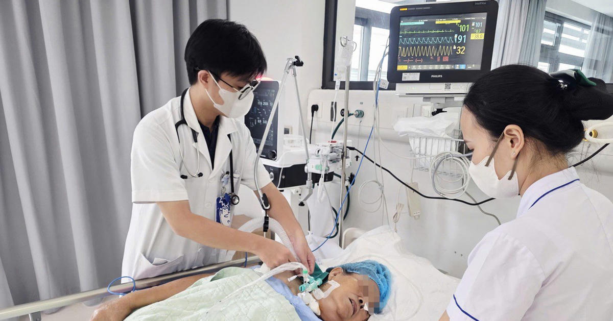 Gai hoa giấy đâm chân, người phụ nữ phải mở khí quản, thở máy
