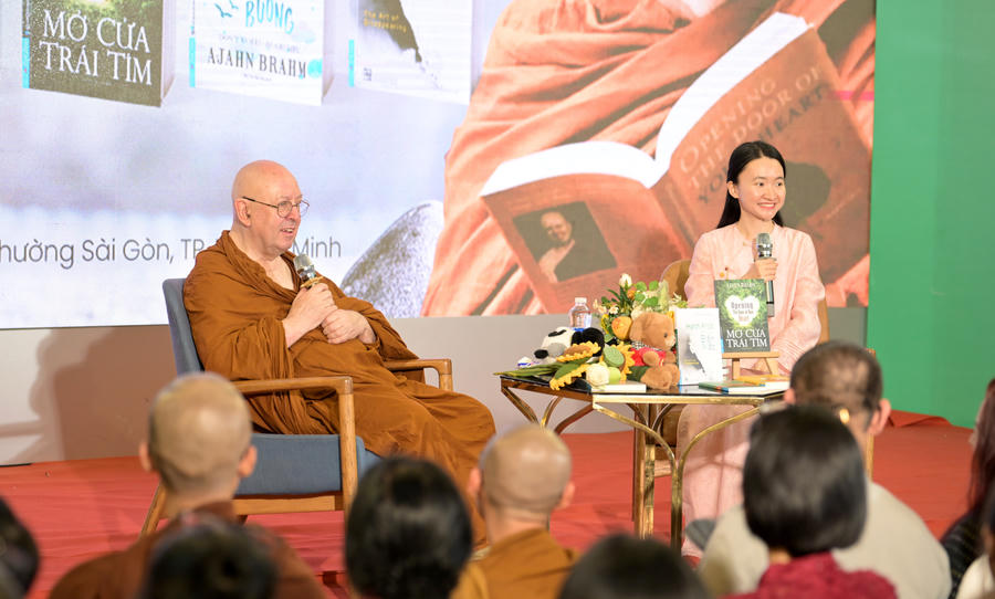 Thiền sư Ajahn Brahm va host Tuệ An tại sự kiện.