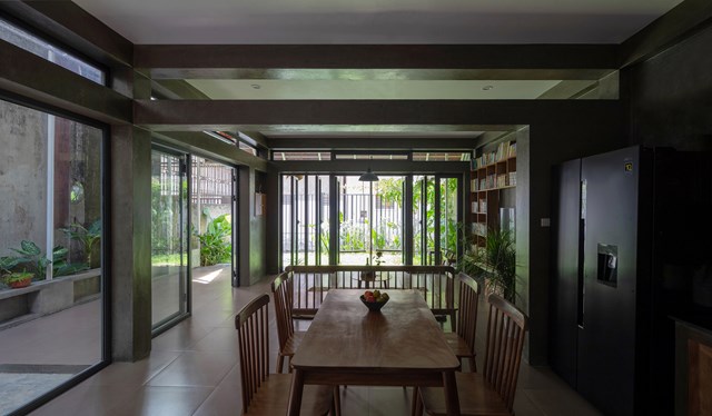 Kh&ocirc;ng gian ph&ograve;ng ăn với c&aacute;c vật dụng được sắp đặt tối giản, đem đến cảm gi&aacute;c gọn g&agrave;ng, tinh tế.