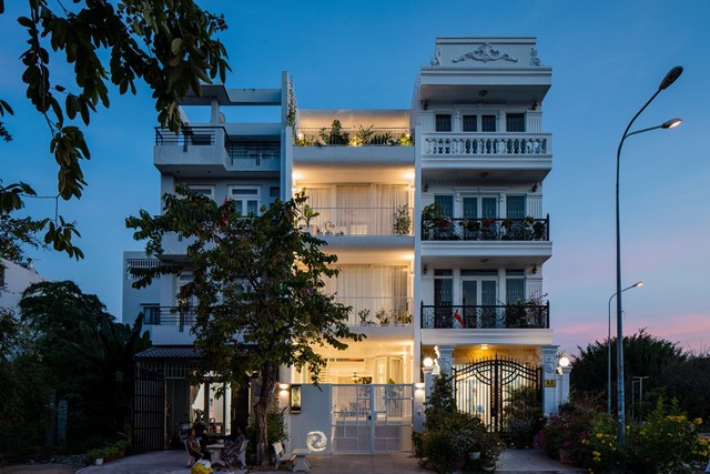 B&ecirc;n ngo&agrave;i c&ocirc;ng tr&igrave;nh nổi bật với m&agrave;u trắng tinh kh&ocirc;i, đặc biệt ban đ&ecirc;m khi l&ecirc;n đ&egrave;n.