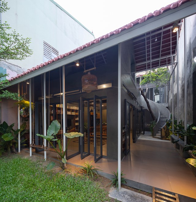 Ng&ocirc;i nh&agrave; Coong nằm ở trung t&acirc;m th&agrave;nh phố Vinh, trong một con hẻm nhỏ rộng chỉ 3m v&agrave; xung quang hầu hết l&agrave; c&aacute;c ng&ocirc;i nh&agrave; ống ki&ecirc;n cố.