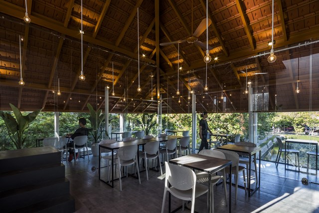 Vật liệu ốp, che c&ocirc;ng tr&igrave;nh chủ yếu l&agrave; tấm c&aacute;ch nhiệt, gạch kh&ocirc;ng nung&hellip; c&oacute; nguồn gốc từ phế thải c&ocirc;ng nghiệp, n&ocirc;ng nghiệp t&aacute;i chế. Ngo&agrave;i ra, to&agrave;n bộ c&ocirc;ng tr&igrave;nh được dễ d&agrave;ng thi c&ocirc;ng bằng phương ph&aacute;p lắp gh&eacute;p nhanh ch&oacute;ng v&agrave; &iacute;t ảnh hưởng đến m&ocirc;i trường trong qu&aacute; tr&igrave;nh x&acirc;y dựng, di chuyển tập kết vật liệu.