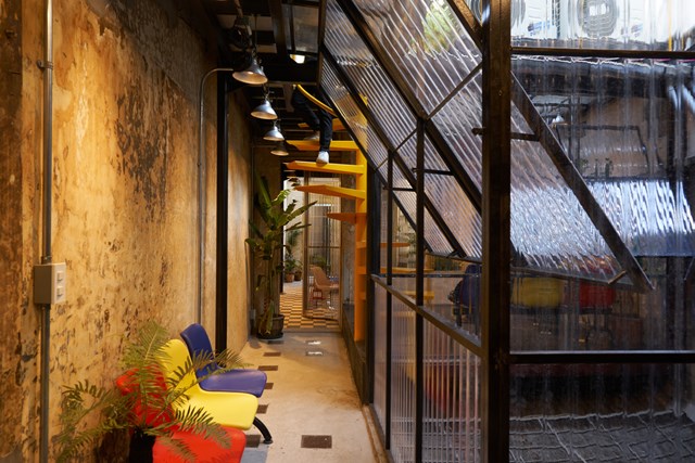 Kh&ocirc;ng gian n&agrave;y l&agrave; nơi l&agrave;m việc của những người trẻ tuổi hoạt động trong lĩnh vực quay phim v&agrave; quảng c&aacute;o. Nhiệm vụ thiết kế nhằm tạo ra kh&ocirc;ng chỉ một văn ph&ograve;ng l&agrave;m việc th&ocirc;ng thường m&agrave; c&ograve;n l&agrave; một kh&ocirc;ng gian linh hoạt đa chức năng bao gồm chiếu phim, qu&aacute;n c&agrave; ph&ecirc;, triển l&atilde;m, sự kiện ...