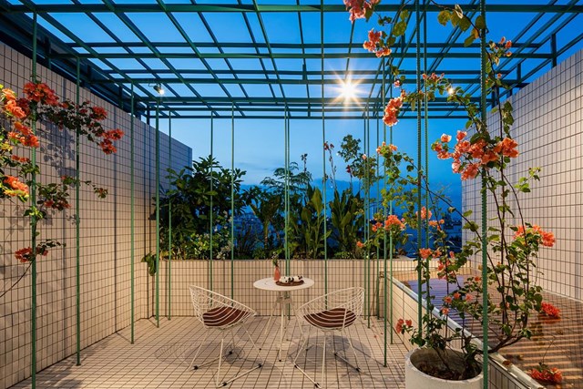 Khu vực s&acirc;n thượng được ốp gạch inax trắng v&agrave; bố tr&iacute; nhiều c&acirc;y xanh trở th&agrave;nh kh&ocirc;ng gian thư gi&atilde;n cho c&aacute;c th&agrave;nh vi&ecirc;n trong ng&ocirc;i nh&agrave;.