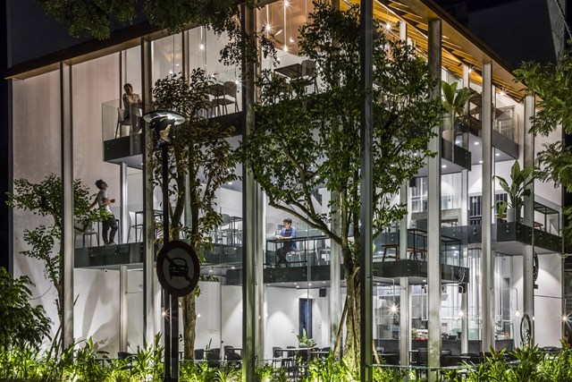 C&acirc;y xanh được bổ sung tạo th&agrave;nh một h&agrave;nh lang đệm lớn dọc theo hai m&eacute;p ngo&agrave;i t&ograve;a nh&agrave; nhằm tr&aacute;nh t&aacute;c động của &aacute;nh nắng v&agrave;o hệ thống v&aacute;ch k&iacute;nh. Điều n&agrave;y nhằm hạn chế hiệu ứng nh&agrave; k&iacute;nh cho t&ograve;a nh&agrave;, bố tr&iacute; nhiều cửa trượt theo nhiều hướng kh&aacute;c nhau để tản nhiệt nhanh nhất cho k&iacute;nh v&agrave; tăng hiệu quả th&ocirc;ng gi&oacute; cho kh&ocirc;ng gian kiến ​​tr&uacute;c b&ecirc;n trong.