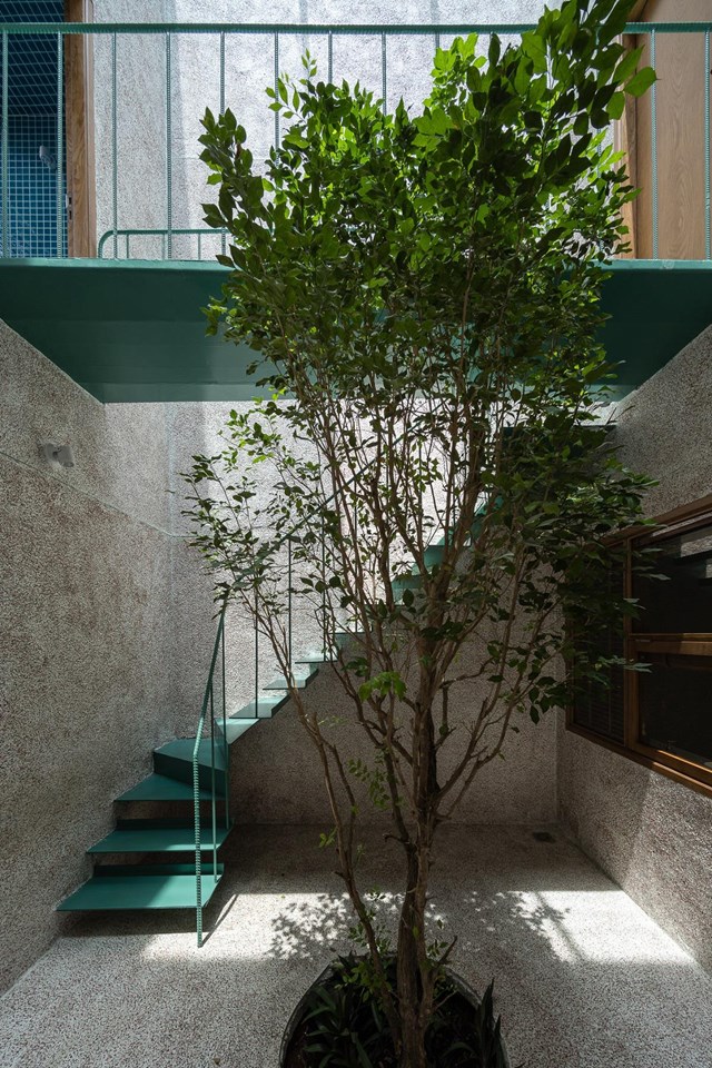 Thời gian bắt đầu thiết kế cho đến khi ho&agrave;n th&agrave;nh x&acirc;y dựng mất 3 năm. Bằng những giải ph&aacute;p s&aacute;ng tạo, Vy Apartments nổi bật với kh&ocirc;ng gian xanh đ&atilde; trở th&agrave;nh kh&ocirc;ng gian sống thoải m&aacute;i cho gia chủ.