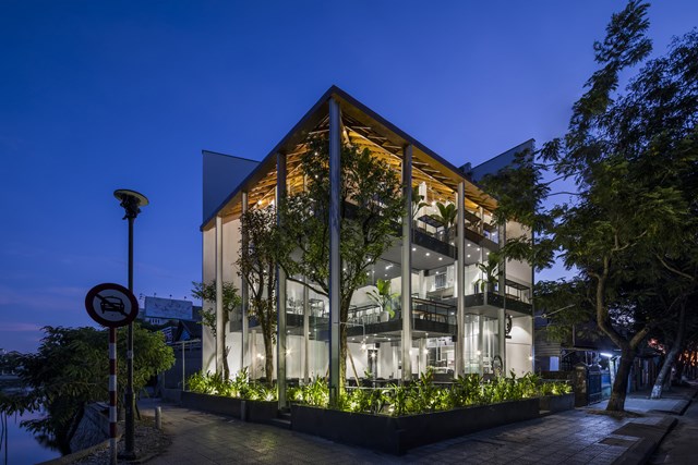 T&ograve;a nh&agrave; được t&iacute;nh to&aacute;n để kh&ocirc;ng sử dụng đ&egrave;n chiếu s&aacute;ng v&agrave;o ban ng&agrave;y, kể cả khi thời tiết xấu, &aacute;nh nắng yếu c&ograve;n ban đ&ecirc;m th&igrave; sử dụng đ&egrave;n LED để tiết kiệm năng lượng.&nbsp;