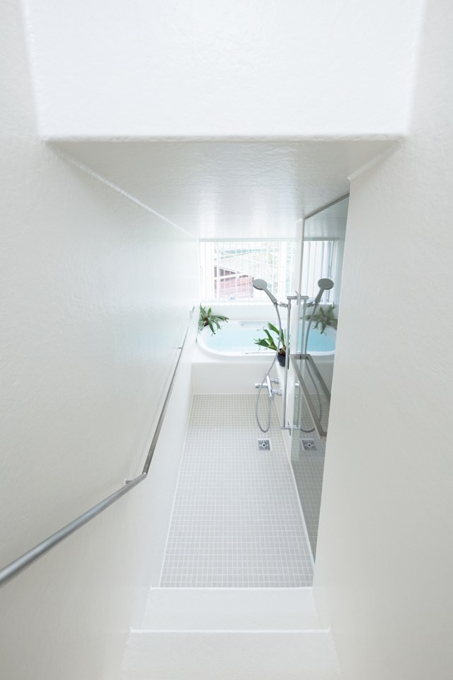 Khu vực vệ sinh được thiết kế tối giản v&agrave; tiện nghi với tầm nh&igrave;n ra kh&ocirc;ng gian b&ecirc;n ngo&agrave;i.