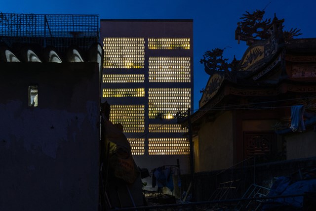 Ph&iacute;a sau c&ocirc;ng tr&igrave;nh, nh&oacute;m thiết kế cũng sử dụng tường th&ocirc;ng gi&oacute; để ngăn t&aacute;c động của nhiệt v&agrave;o m&ugrave;a h&egrave; cũng như mưa lạnh v&agrave;o m&ugrave;a đ&ocirc;ng, tạo ra đường đối lưu cho kh&ocirc;ng kh&iacute; đi từ mặt tiền ra mặt hậu.&nbsp;