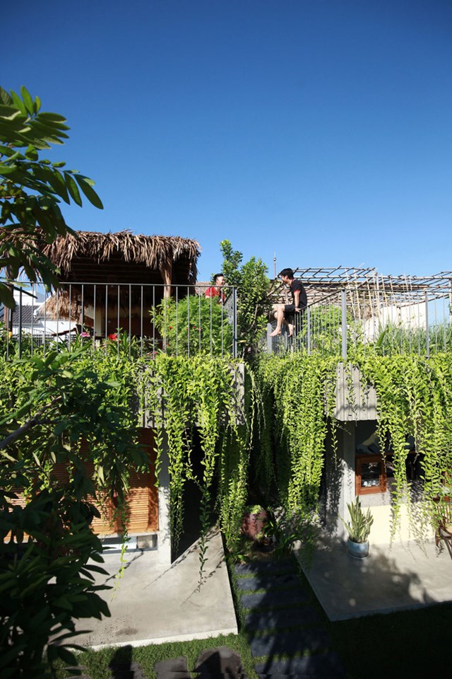 Tầng 2 của ng&ocirc;i nh&agrave; được chia l&agrave;m 2 khu vực: Một s&acirc;n vườn nhỏ trồng rau v&agrave; khu bếp d&ugrave;ng để tổ chức c&aacute;c bữa tiệc ngo&agrave;i trời.