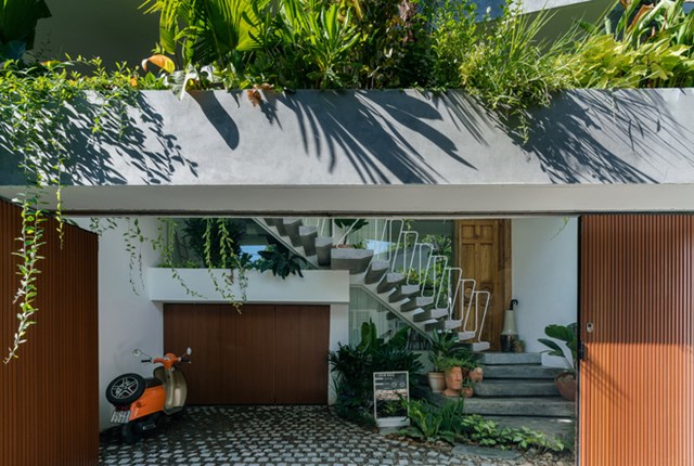 Mặt tiền gấp nếp kết hợp với hiệu ứng hoa văn từ sơn tường đ&atilde; tạo n&ecirc;n thiết kế đặt biệt cho ng&ocirc;i nh&agrave;, đơn giản nhưng vẫn nổi bật.