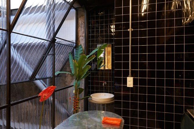 Bảng màu cuộc sống đường phố cổ điển trong ngôi nhà ở 'phố Wall Sài Gòn' - Ảnh 1